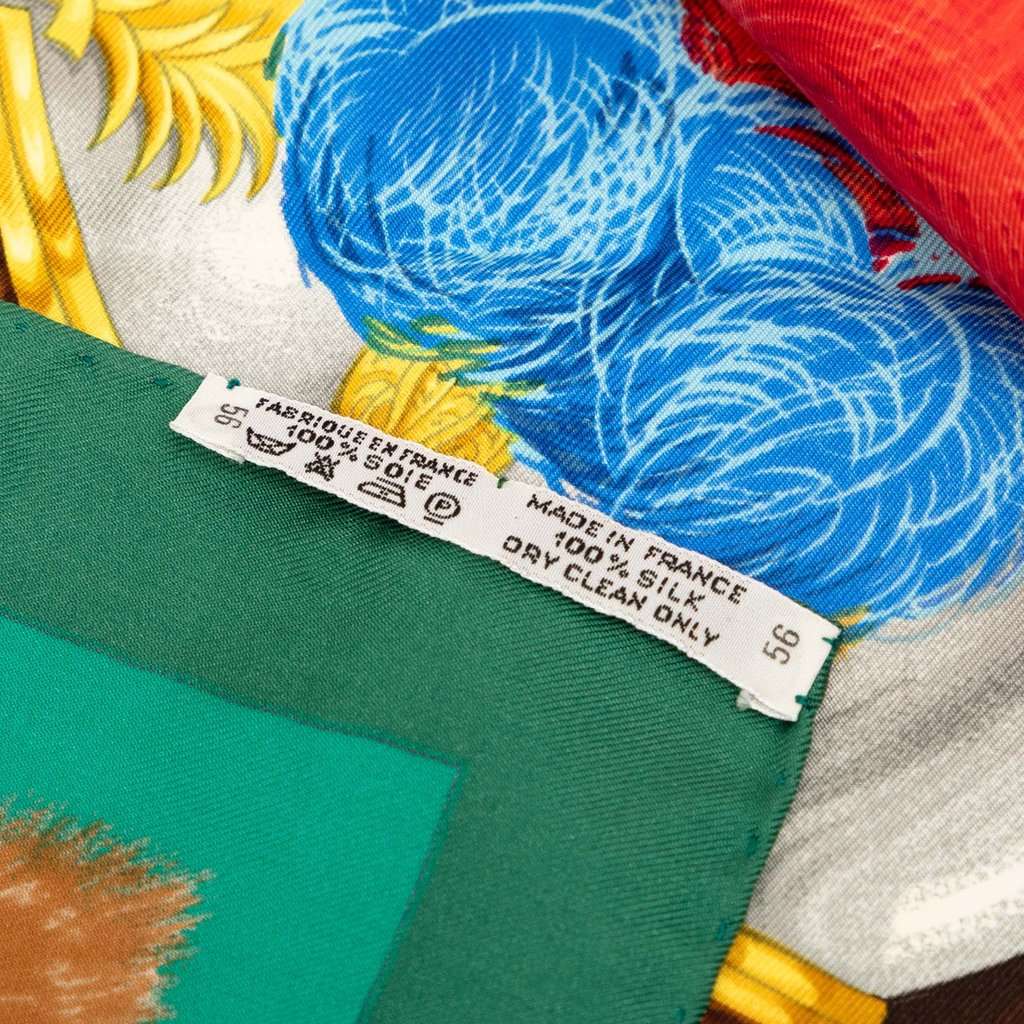 Hermès Casques et Plumets Silk Scarf 90 Green Very good condition - Model View