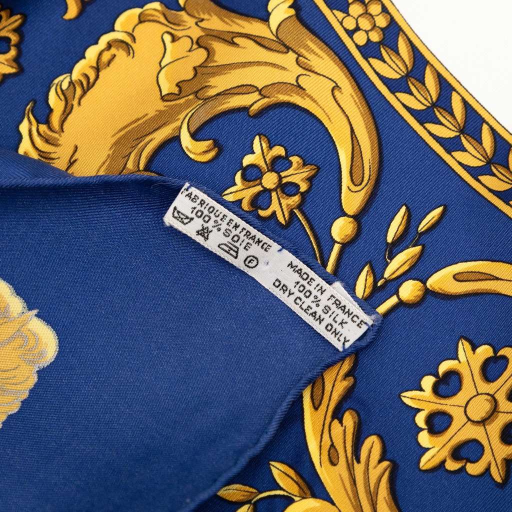 Hermès La Promenade de Longchamps Silk Scarf 90 White Very good condition - Model View
