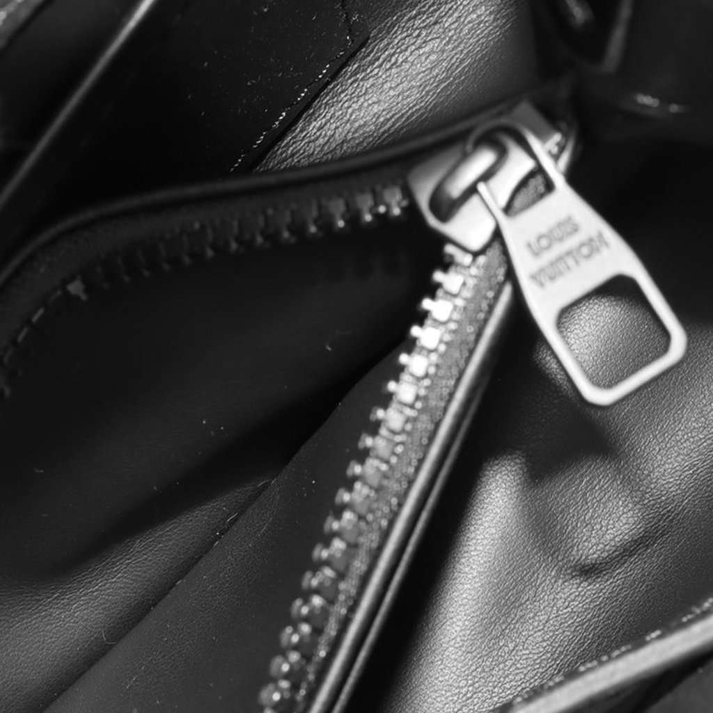 Louis Vuitton Taurillon Mini Capucines East West Black Leather Very good condition - Model View