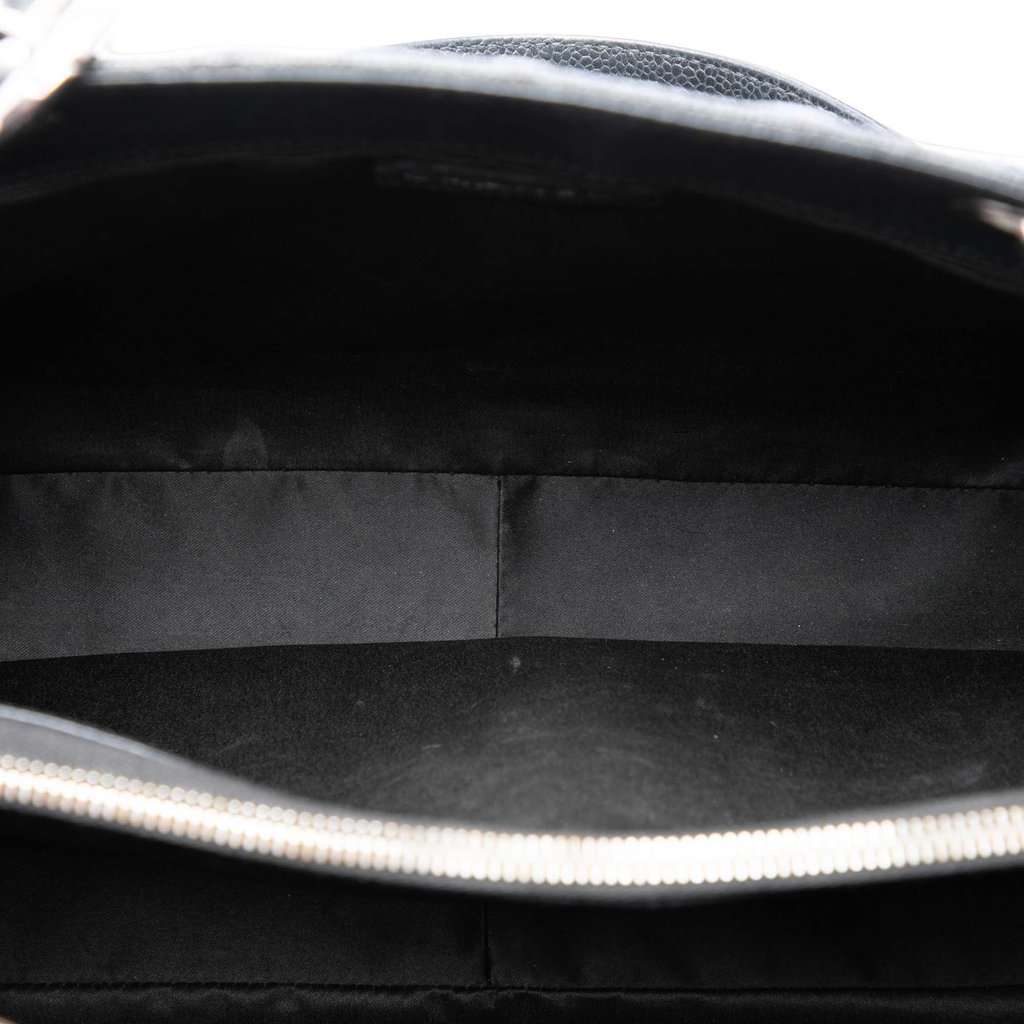 Chanel Caviar Grand Shopping Tote Black Leather Very good condition - Model View