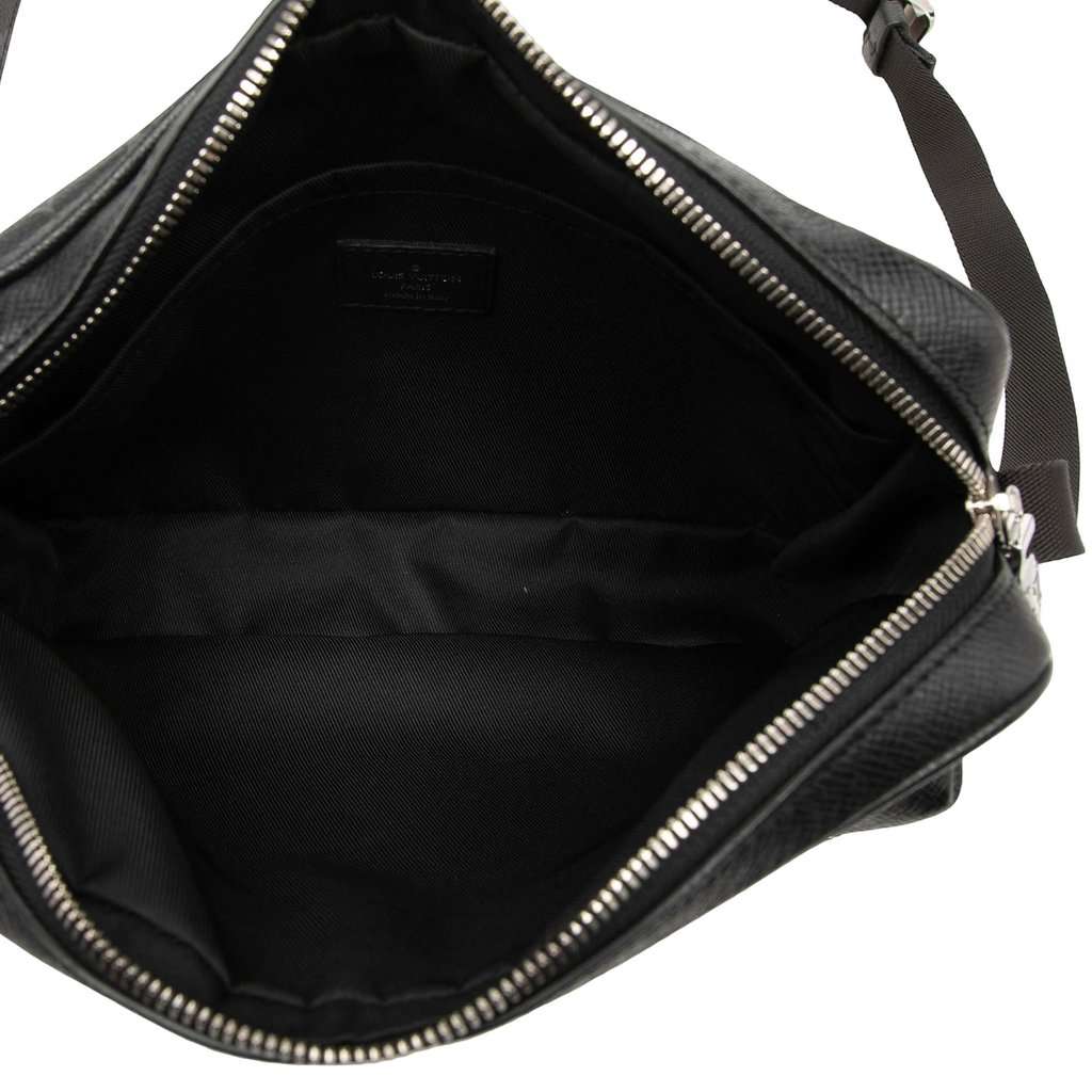 Louis Vuitton Monogram Taigarama Outdoor Messenger Black Leather Very good condition - Model View