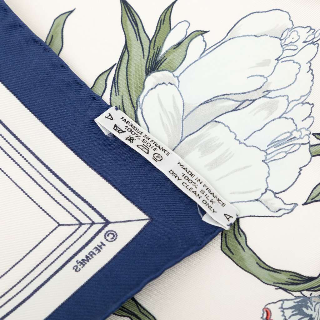 Hermès Quai Aux Fleurs Silk Scarf 90 White Very good condition - Box View
