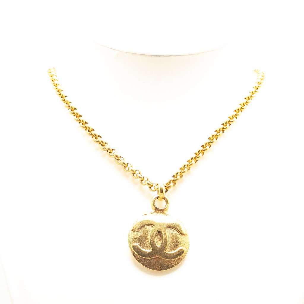 Chanel CC Gold Plated Circle Pendant Necklace Gold Metal Very good condition - Model View