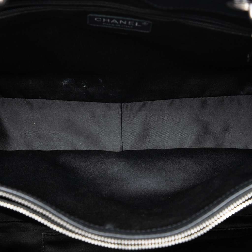 Chanel Caviar Grand Shopping Tote XL Black Leather Very good condition - Model View