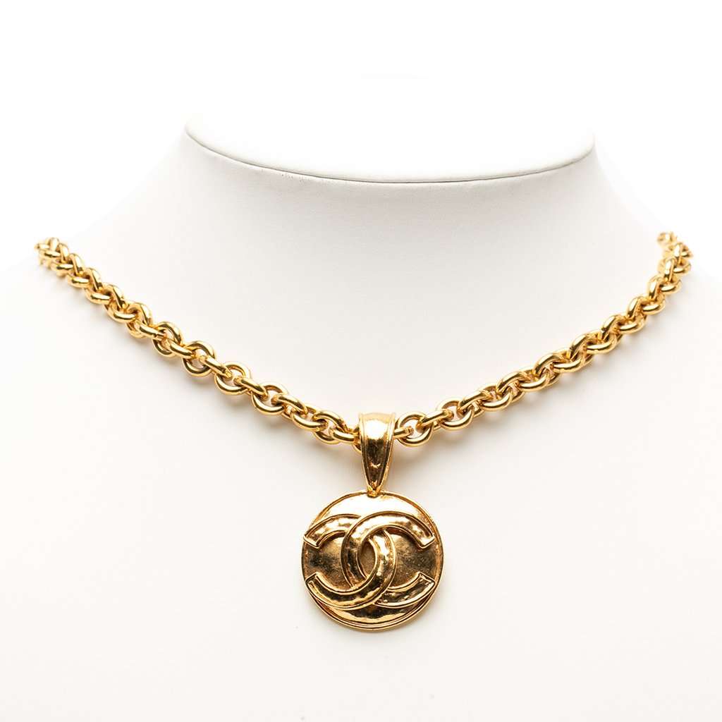 Chanel CC Gold Plated Round Pendant Necklace Gold Metal Very good condition - Box View