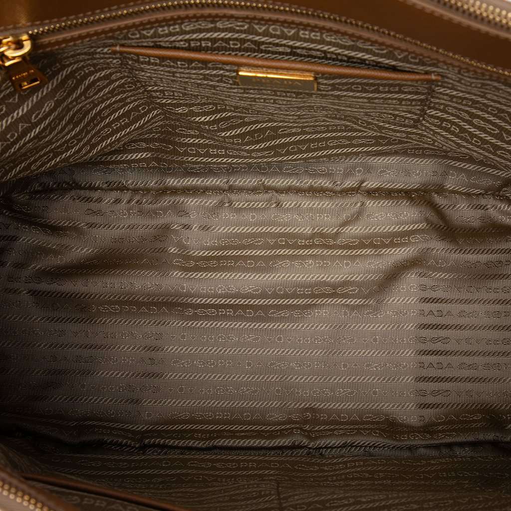 Prada Extra Large Saffiano Lux Galleria Double Zip Tote Brown Leather Very good - Model View