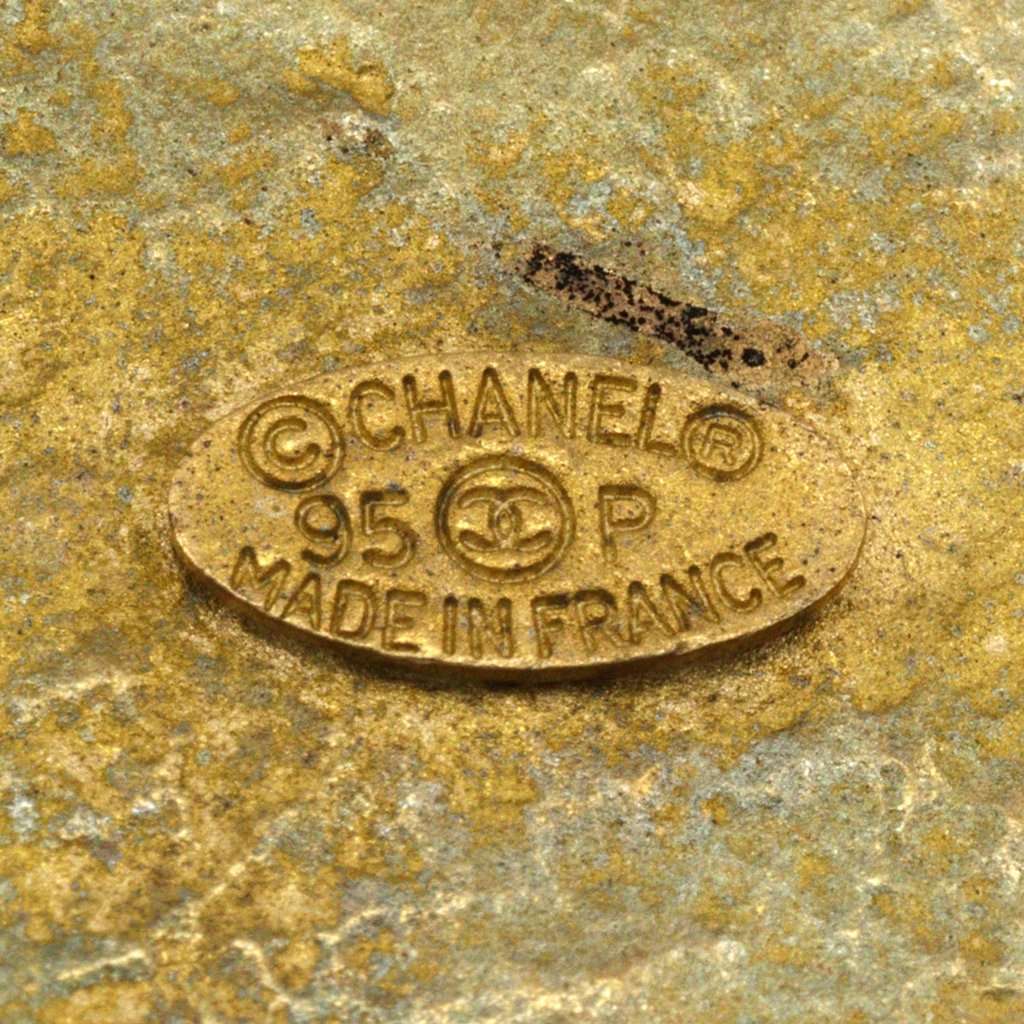 Chanel CC Gold Plated Medallion Brooch Gold Metal Very good - Box View