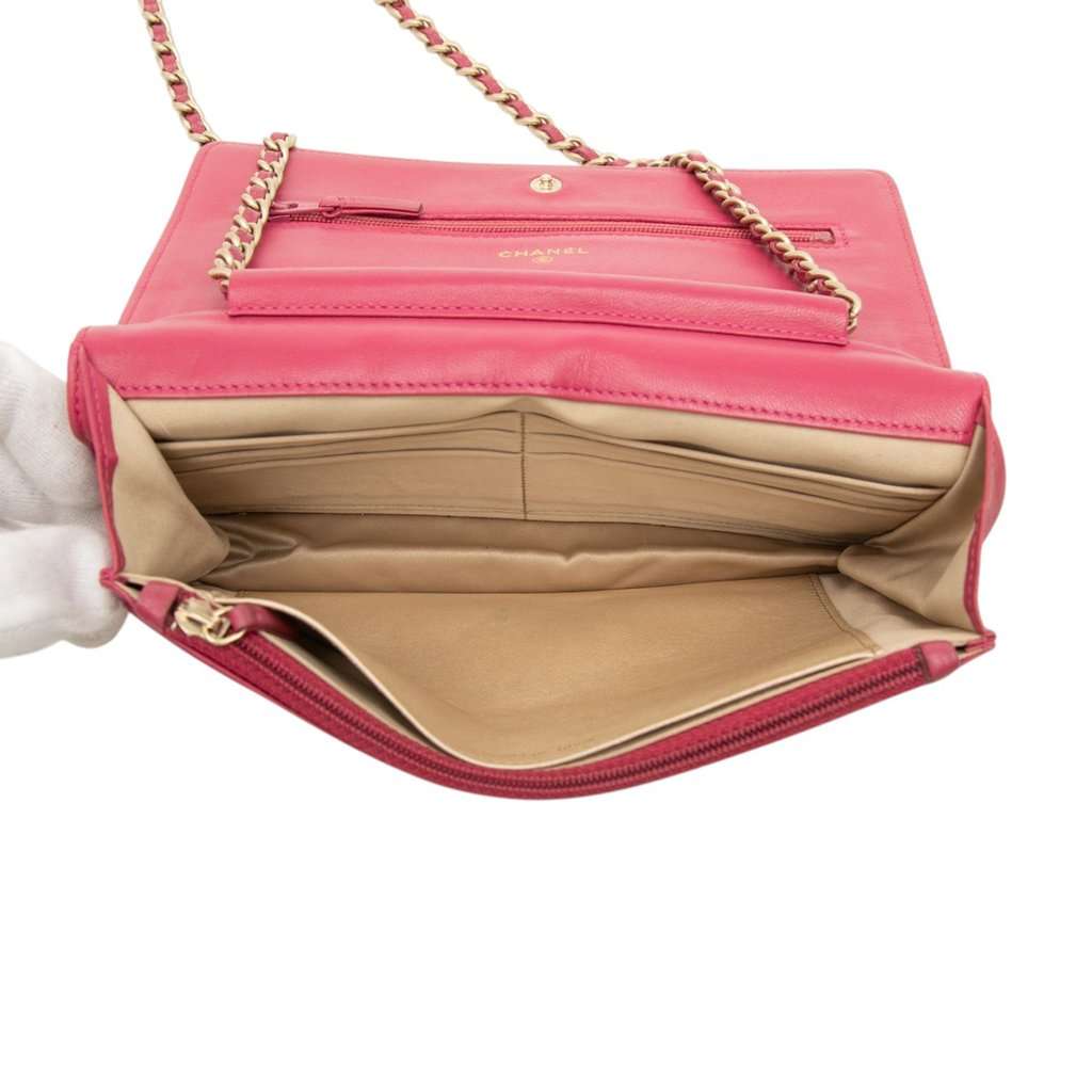 Chanel CC Embossed Lambskin Camellia Wallet On Chain Pink Leather Very good condition - Model View