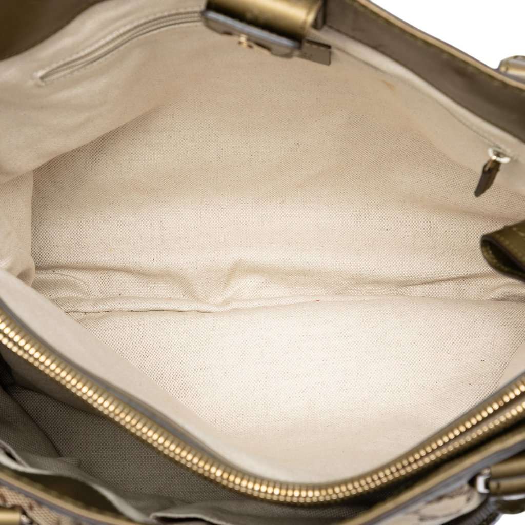 Gucci GG Canvas Sukey Tote Beige Very good - Model View