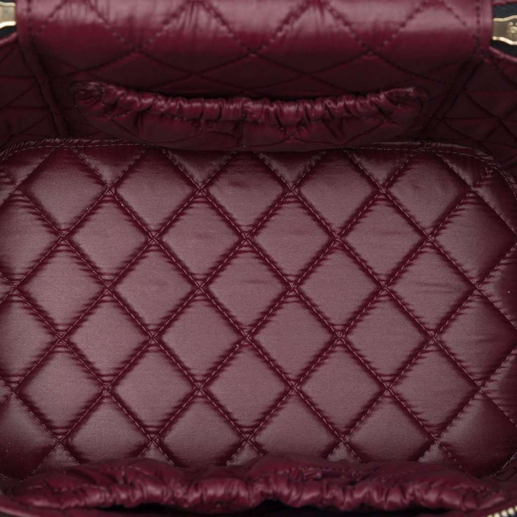 Chanel Medium CC Quilted  Caviar Vanity Case Black Leather Very good condition - Model View