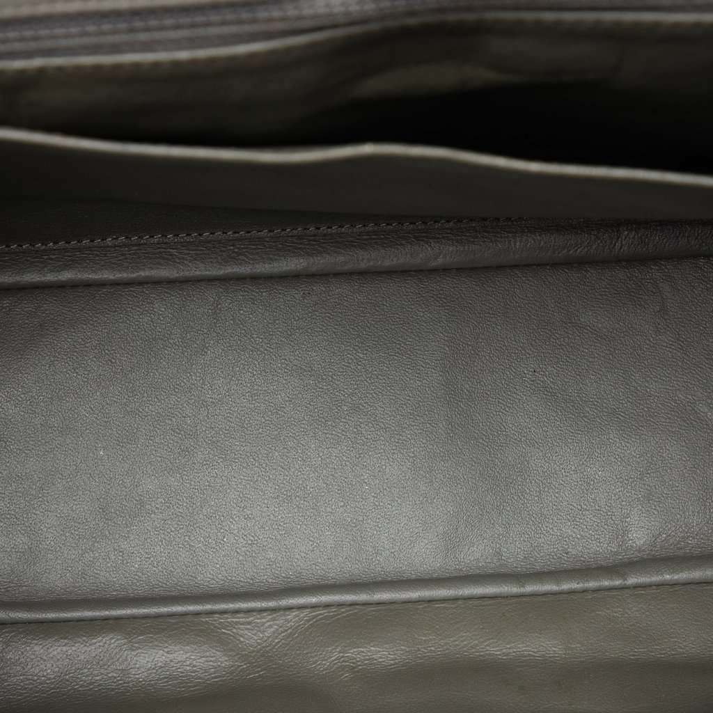 Chanel Maxi Classic Caviar Single Flap Green Leather Very good - Model View