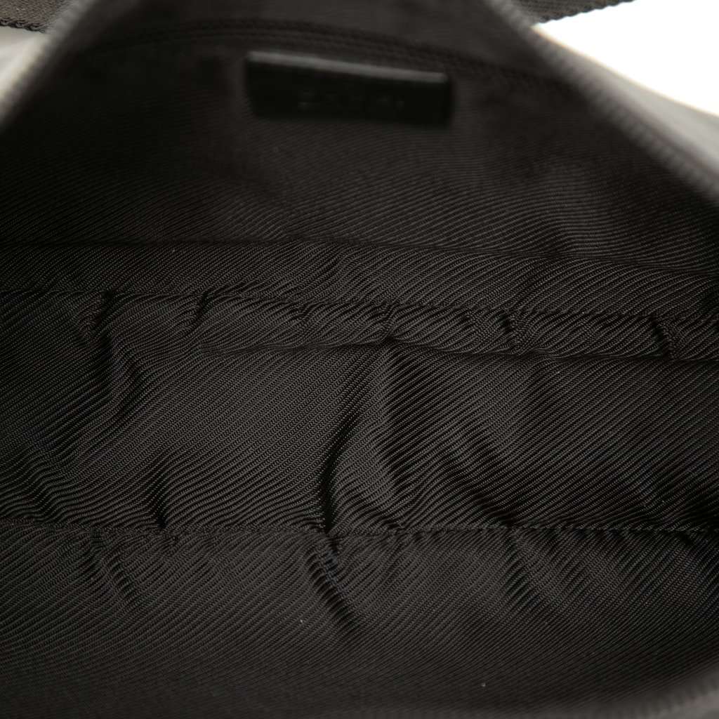 Gucci GG Canvas Crossbody Black Very good - Model View