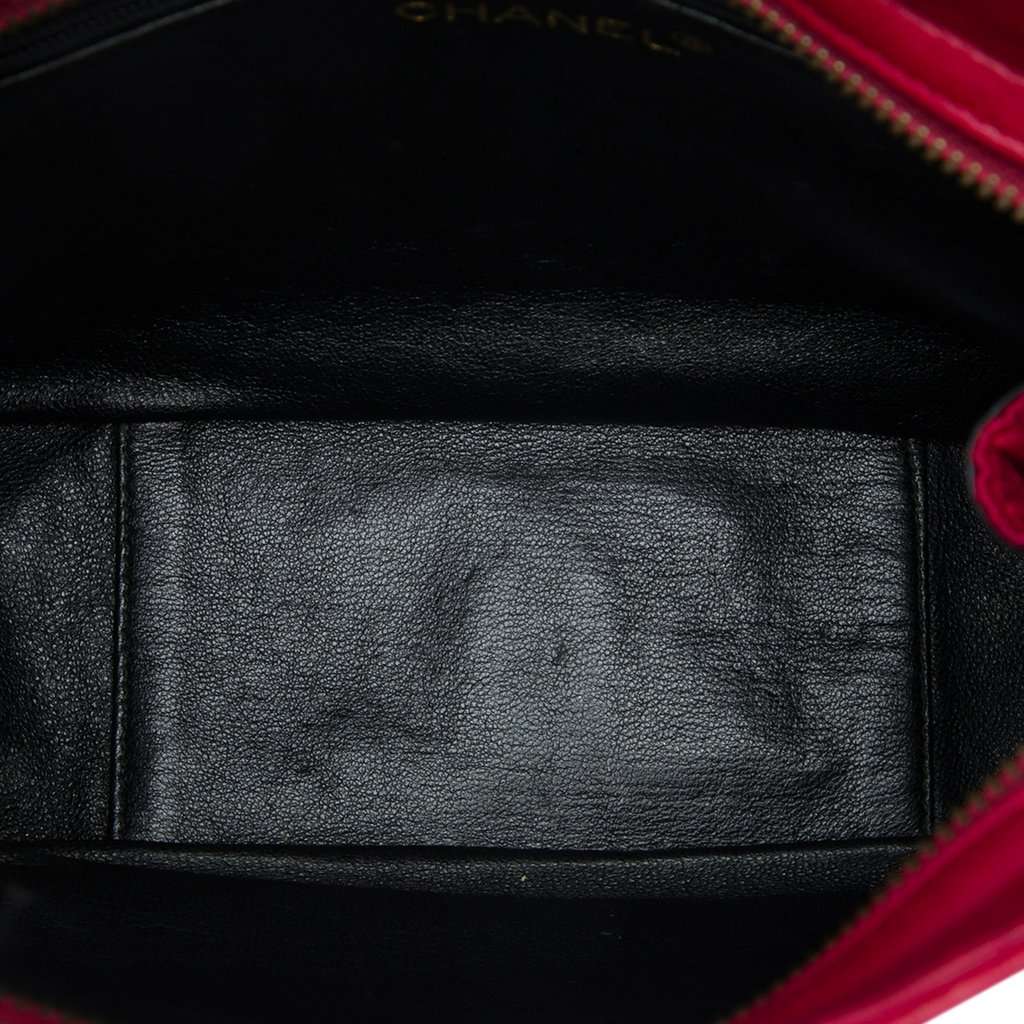 Chanel CC Quilted Satin Tassel Chain Shoulder Bag Red Very good condition - Model View