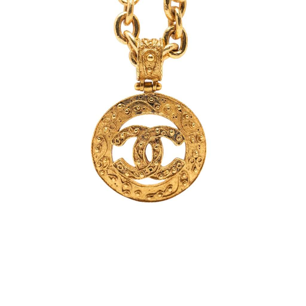 Chanel CC Gold Plated Round Pendant Necklace Gold Metal Very good condition - Back View