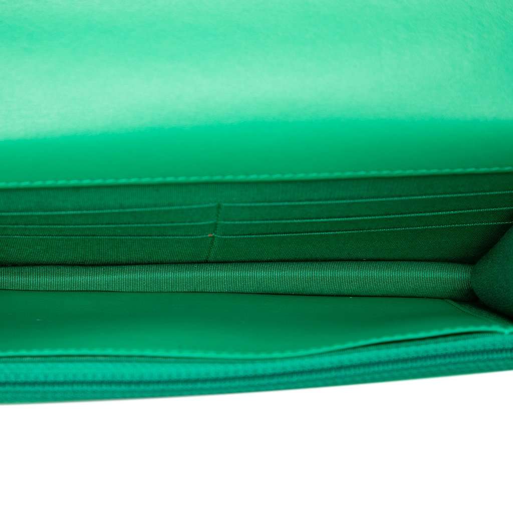 Chanel Quilted Lambskin 19 Wallet on Chain Green Leather Very good condition - Model View