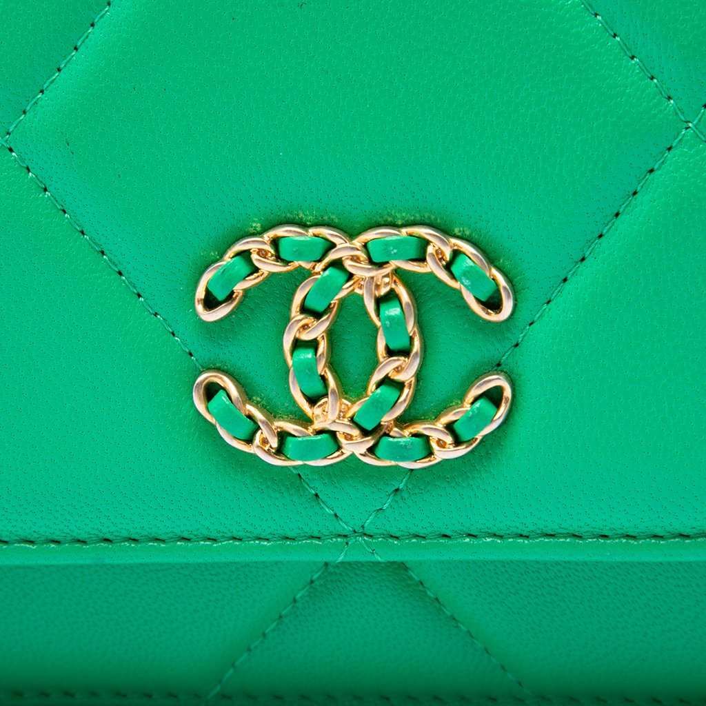 Chanel Quilted Lambskin 19 Wallet on Chain Green Leather Very good condition - Box View