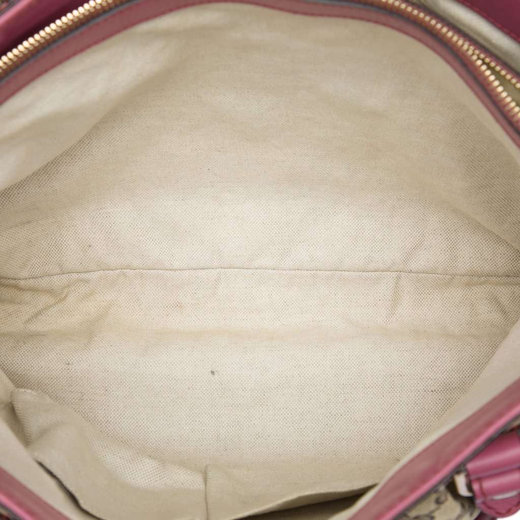 Gucci GG Canvas Sukey Tote Beige Very good - Model View