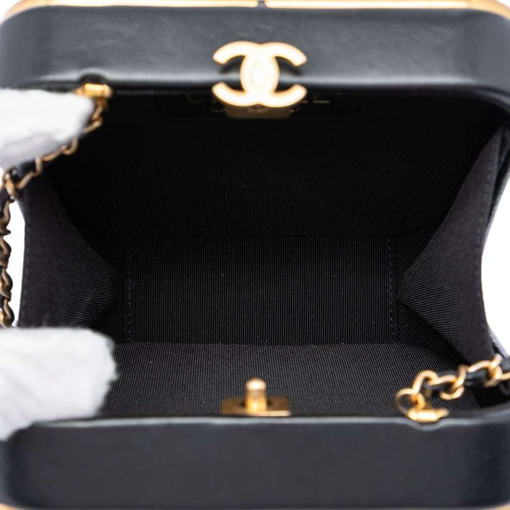 Chanel CC Lambskin and Metal Square Clutch with Chain Black Leather Very good condition - Model View