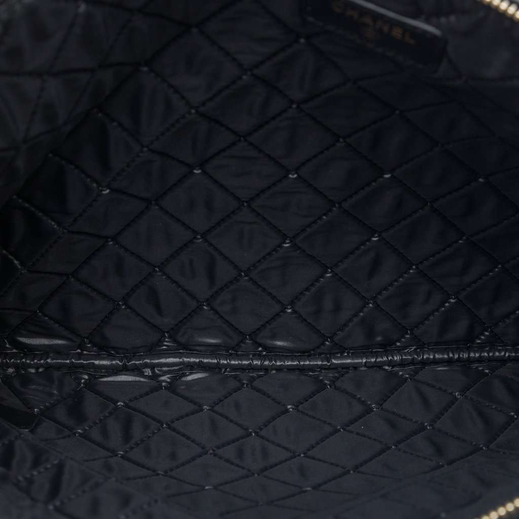 Chanel Large Quilted Lambskin Colorblock O Case Black Leather Very good condition - Model View