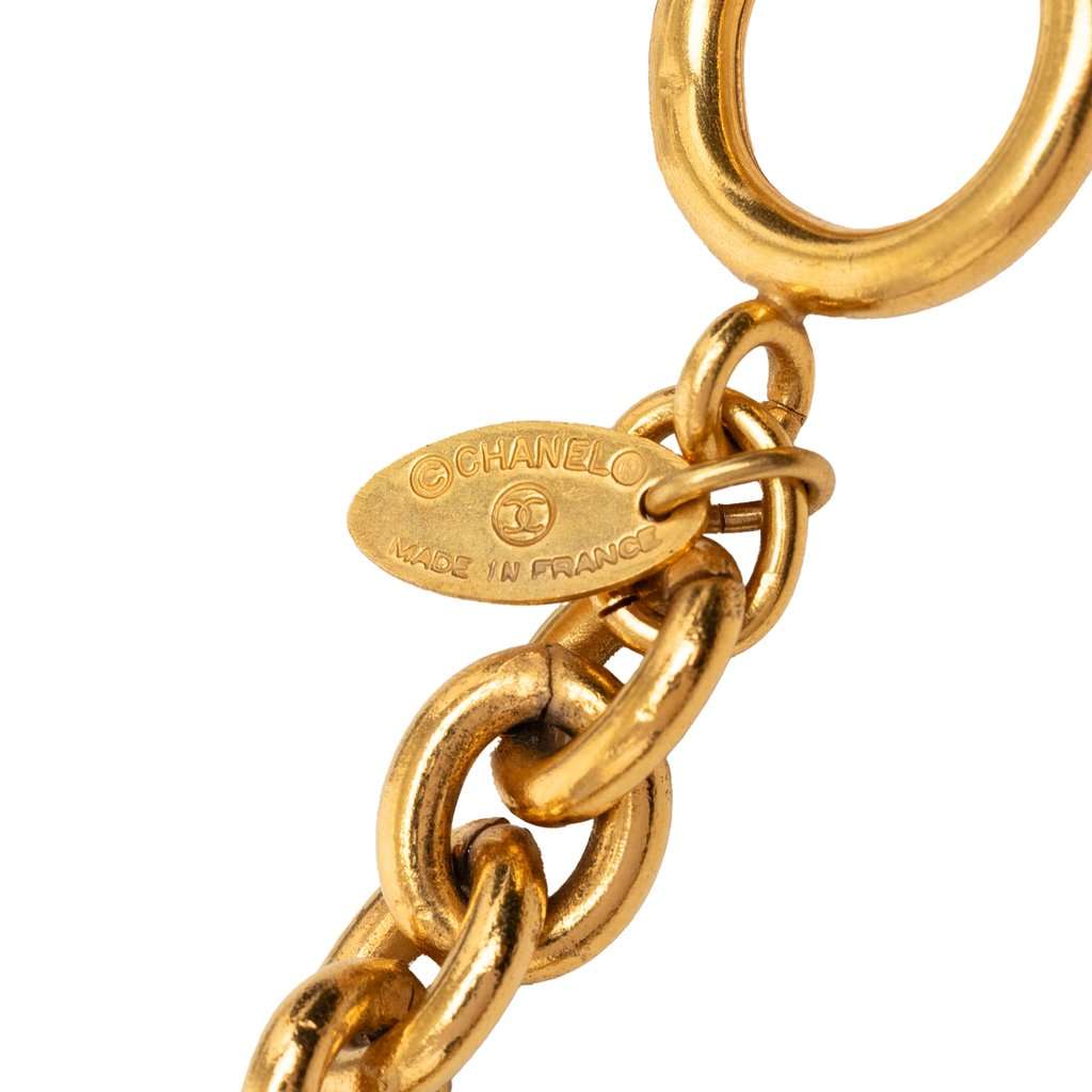 Chanel CC Gold Plated Medallion Collar Necklace Gold Metal Very good condition - Model View