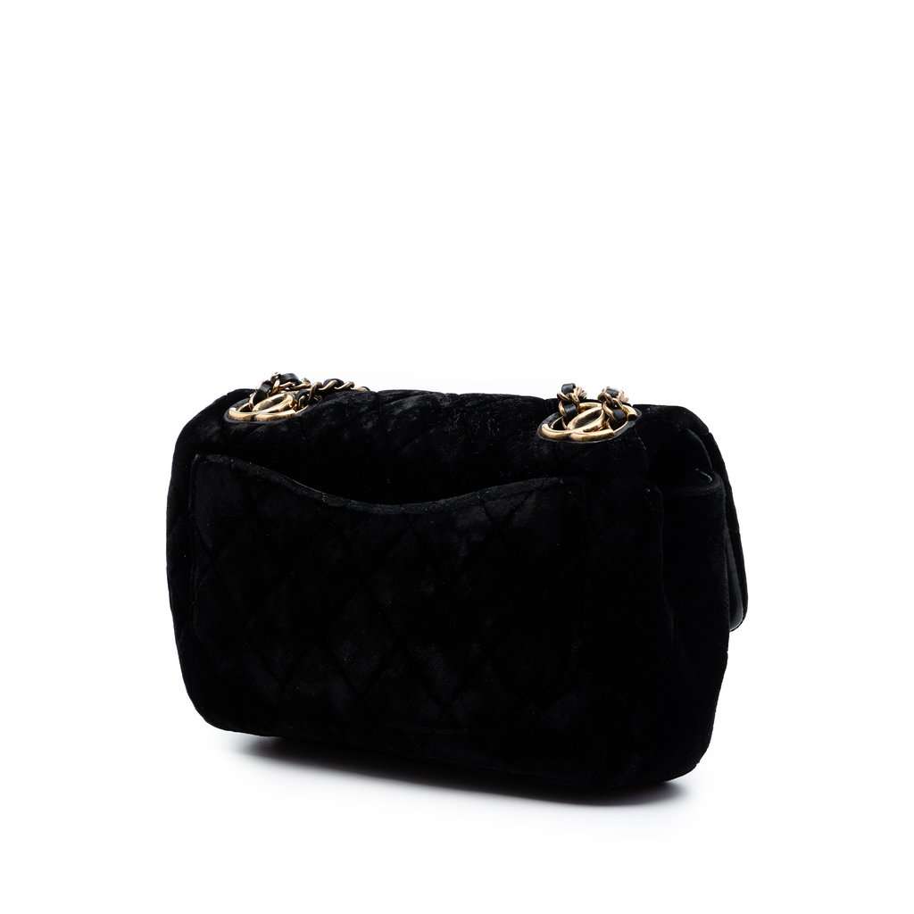 Chanel Small Quilted Velvet CC Eyelet Flap Black Very good condition - Back View