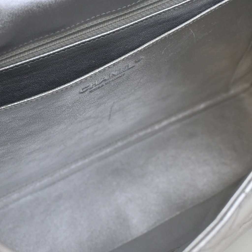 Chanel Jumbo Classic Metallic Lambskin Single Flap Silver Leather Very good condition - Model View