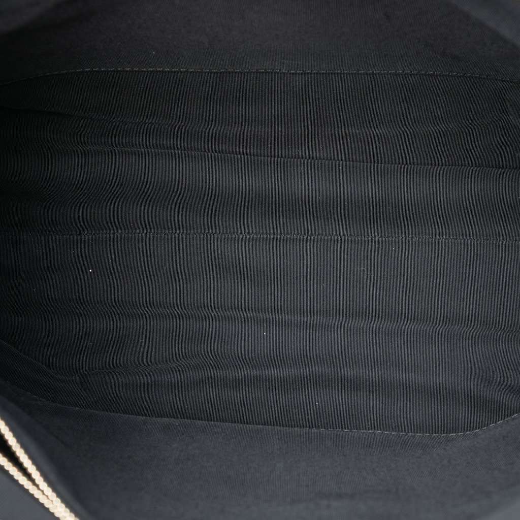 Chanel Large Tweed 31 Shopping Bag Other Very good condition - Model View