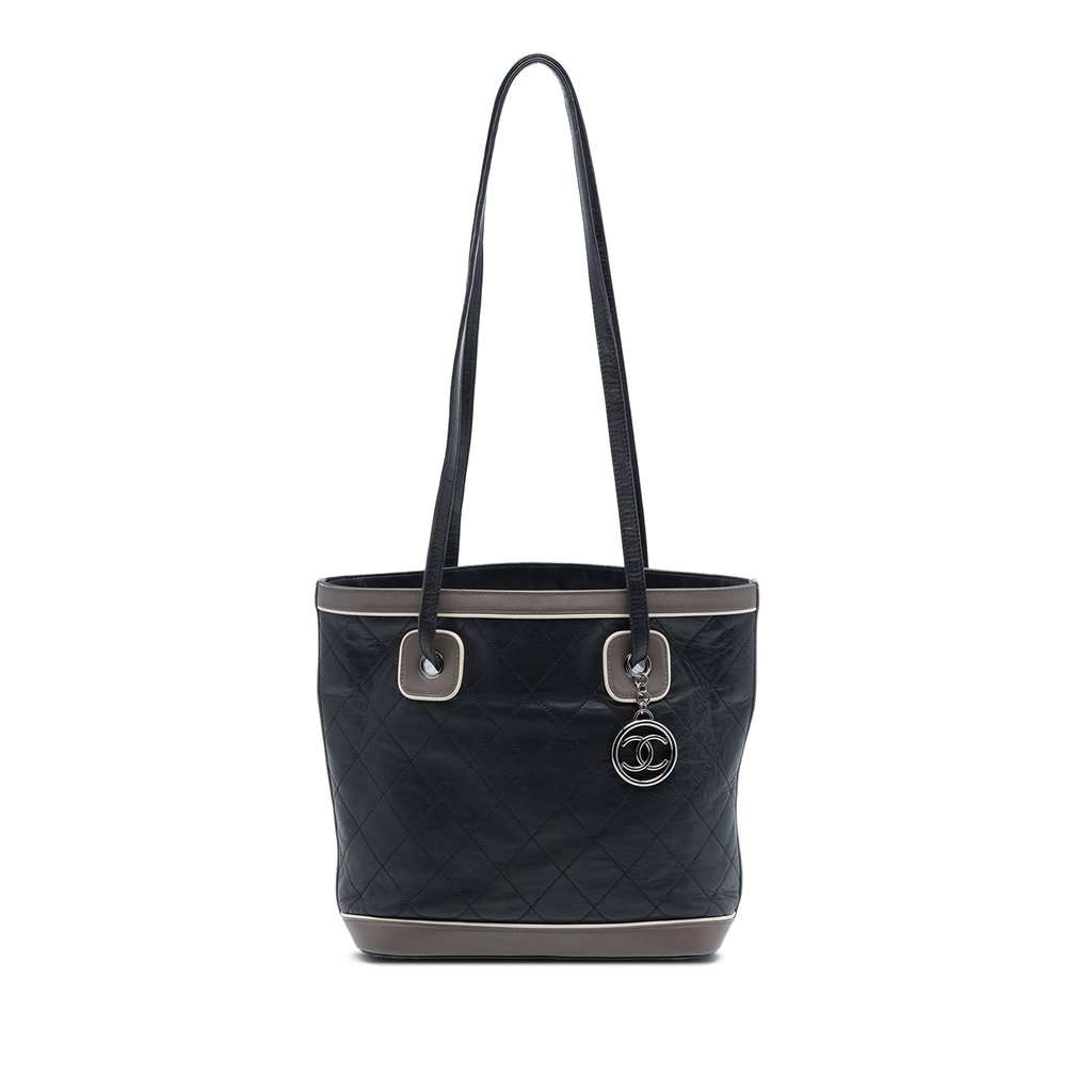 Chanel CC Quilted Lambskin Country Club Tote Black Leather Very good condition - Front View