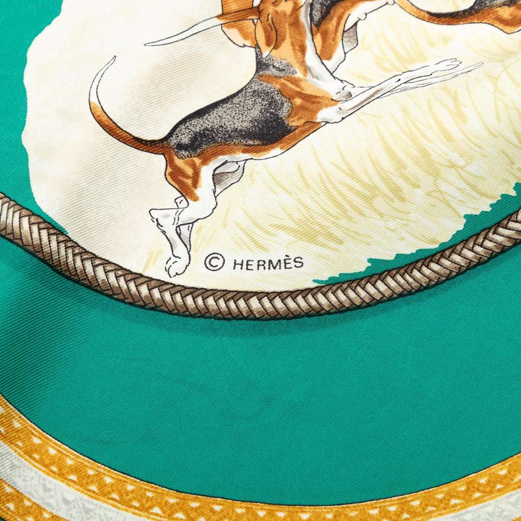 Hermès Le Laisser Courre Silk Scarf 90 Green Very good - Model View