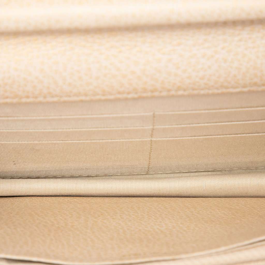 Chanel Round CC Quilted Calfskin Flip Lock Wallet On Chain Beige Leather Very good condition - Model View