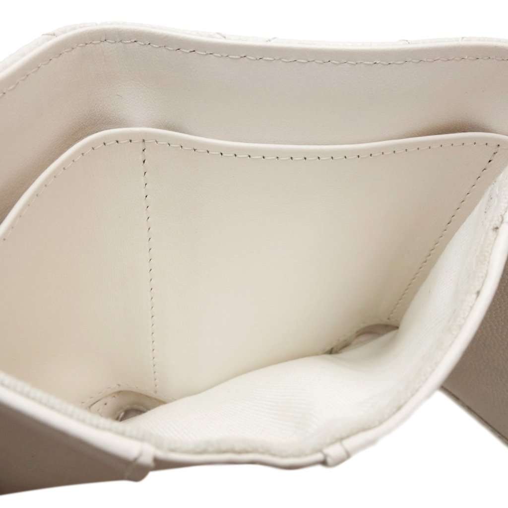 Chanel CC Quilted Caviar Flap Card Holder Wallet White Leather Very good condition - Model View