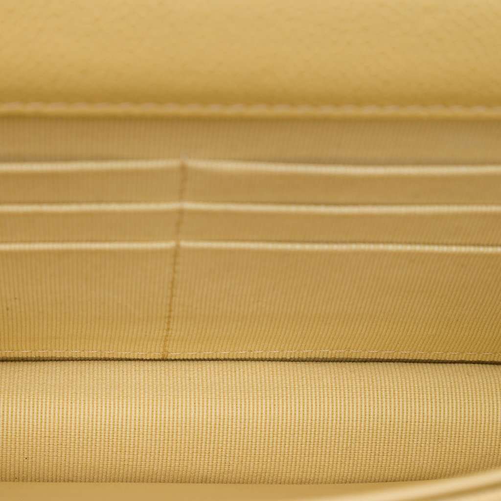 Chanel CC Quilted Caviar Wallet on Chain Yellow Leather Very good condition - Model View