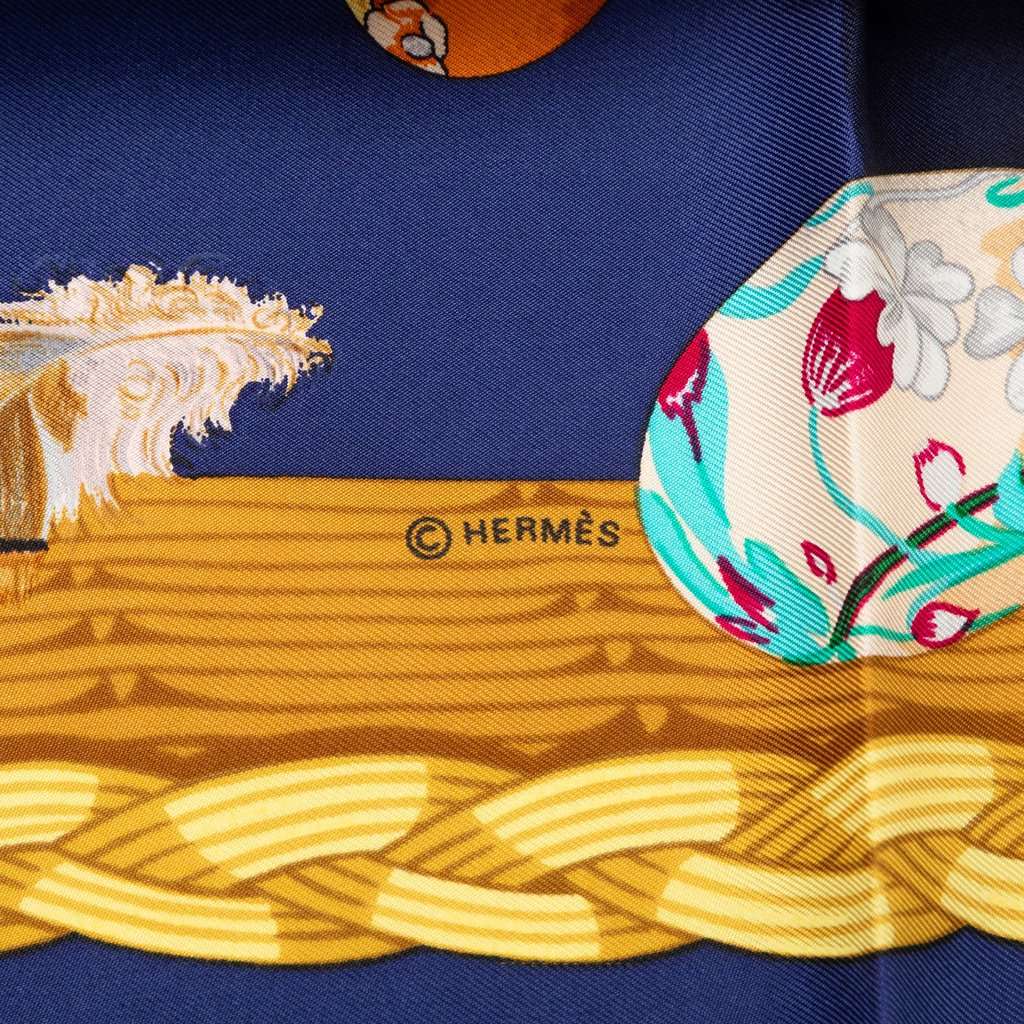 Hermès Couvee d Hermes Silk Scarf 90 Blue Very good condition - Model View