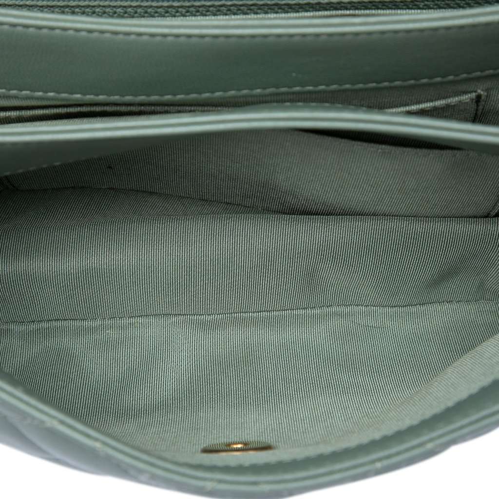 Chanel Medium Quilted Lambskin Daily Companion Flap Green Leather Very good condition - Model View