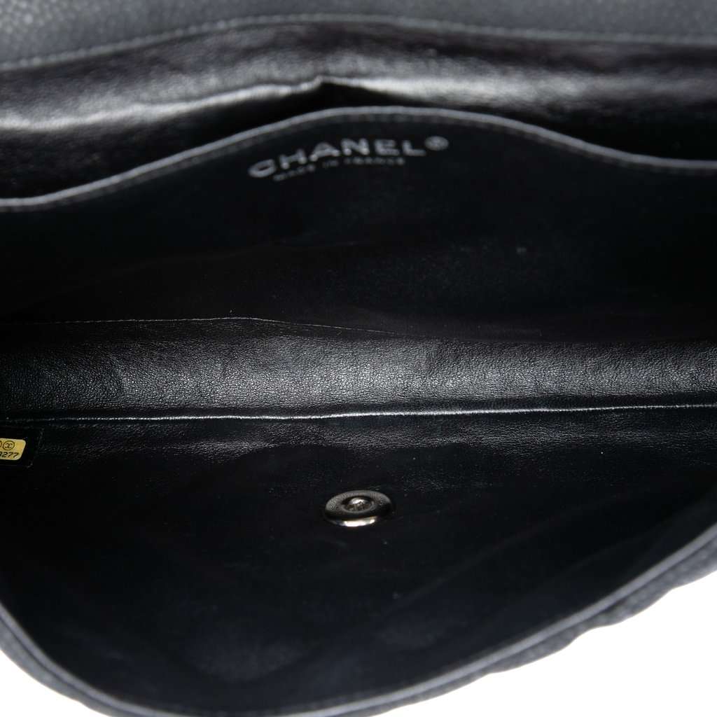 Chanel CC Quilted Caviar Flap Clutch with Chain Black Leather Very good condition - Model View