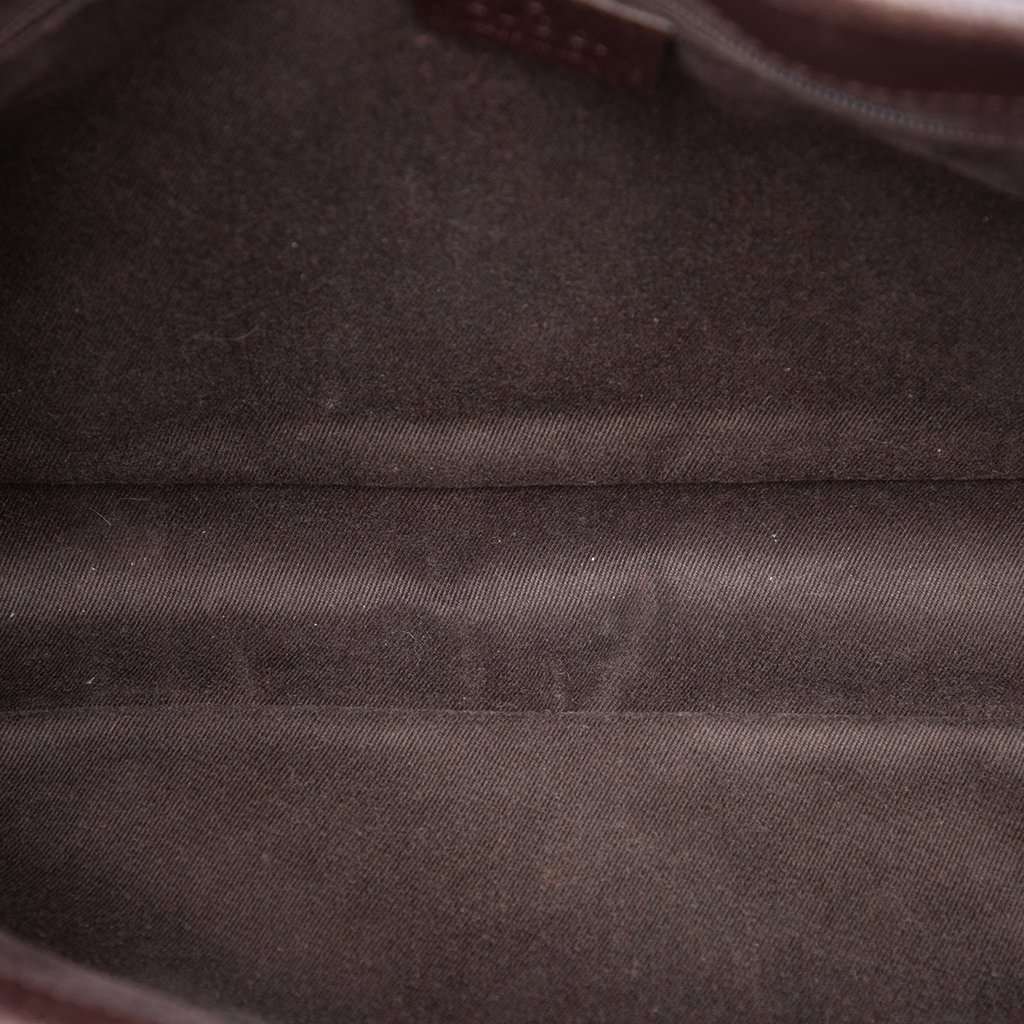 Gucci GG Canvas Tote Beige Very good - Model View