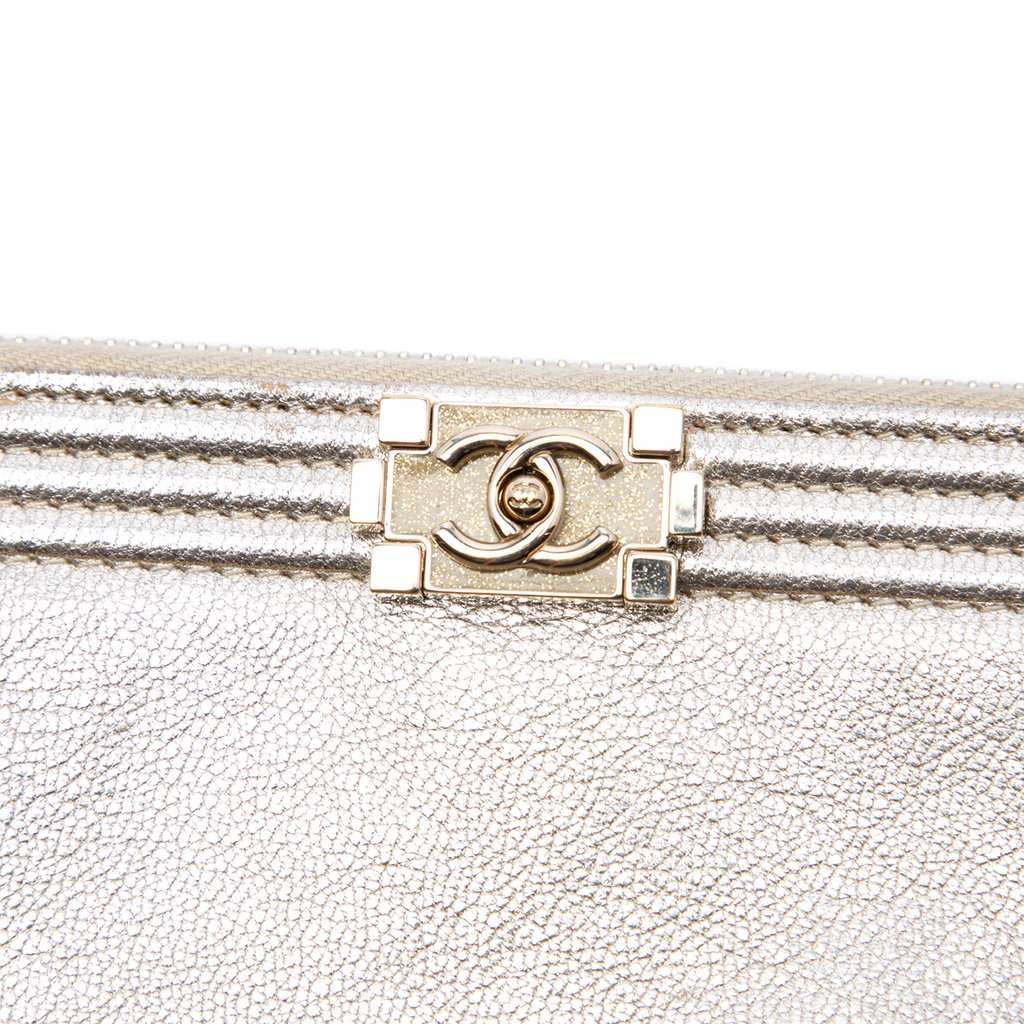 Chanel Medium Bicolor Goatskin Boy O Case Clutch Black Leather Very good condition - Box View