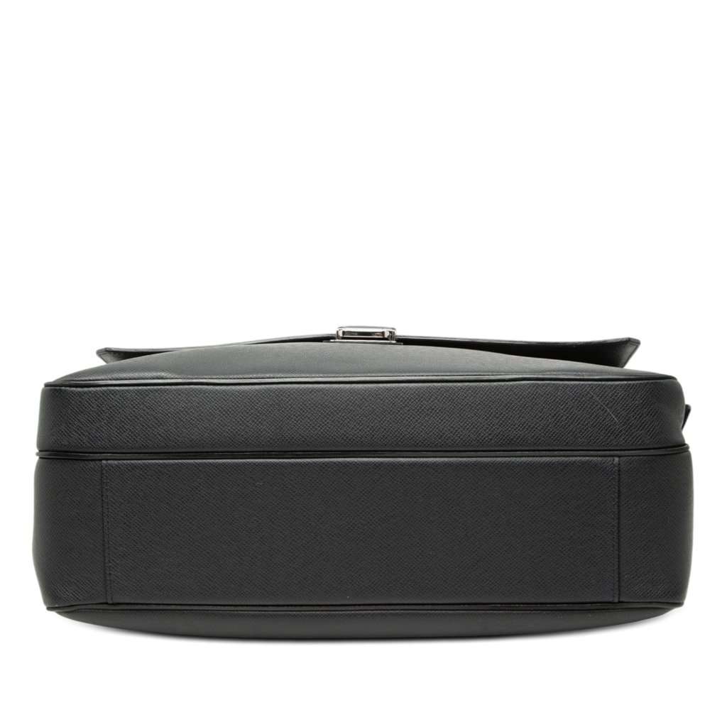 Louis Vuitton Taiga Vassili PM Black Leather Very good condition - Inside View