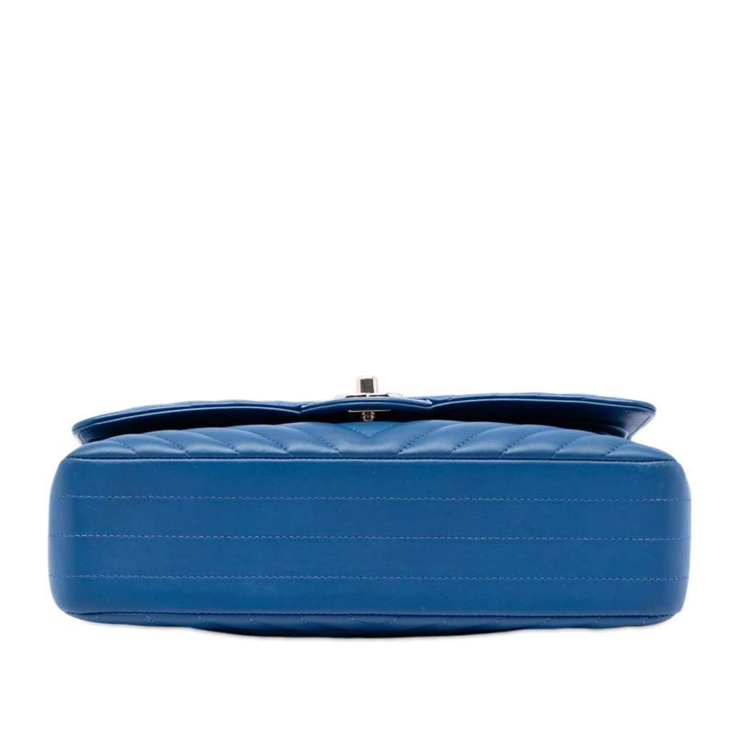 Chanel Medium Classic Chevron Lambskin Double Flap Blue Leather Very good condition - Inside View