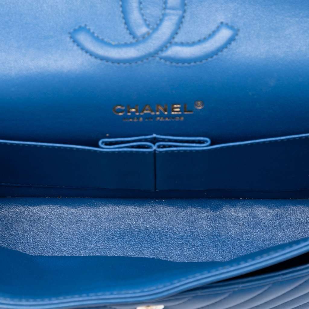 Chanel Medium Classic Chevron Lambskin Double Flap Blue Leather Very good condition - Model View