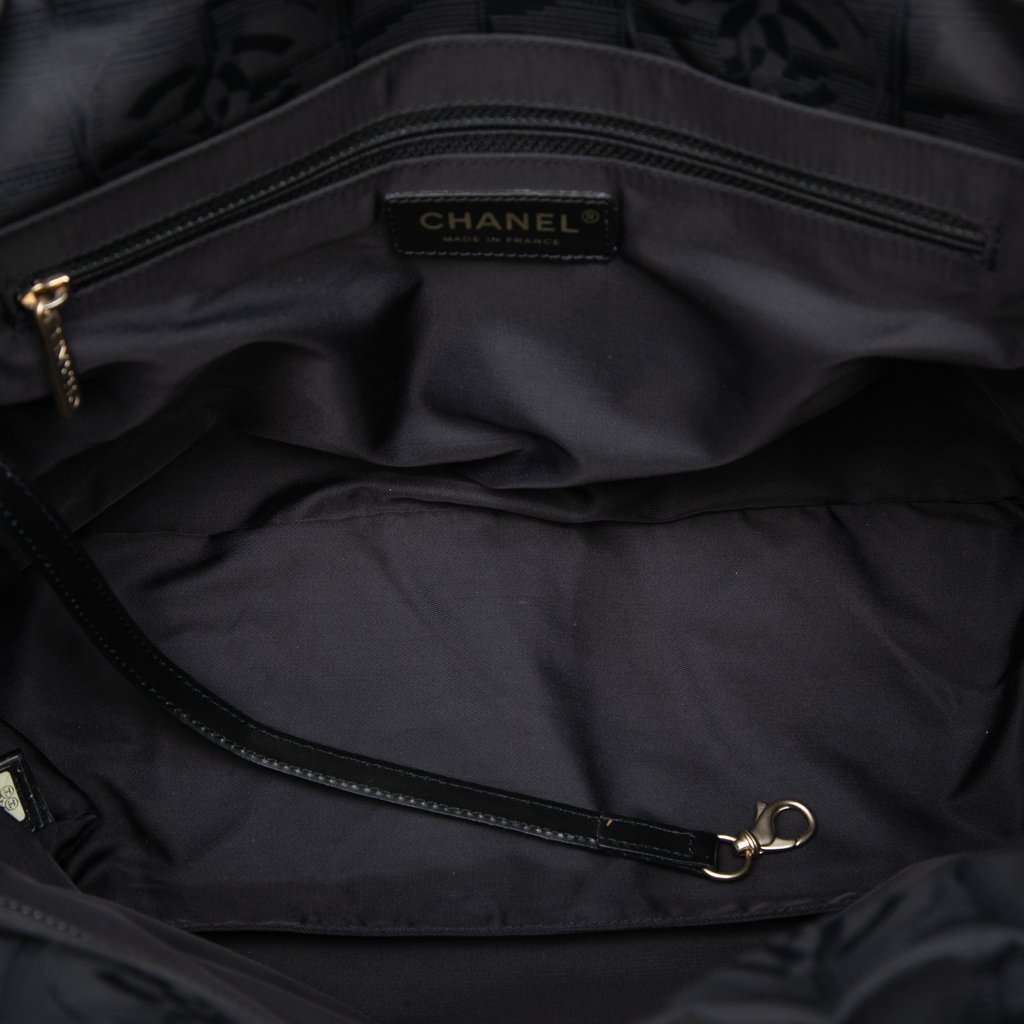 Chanel New Travel Line Nylon Tote Black Very good - Model View