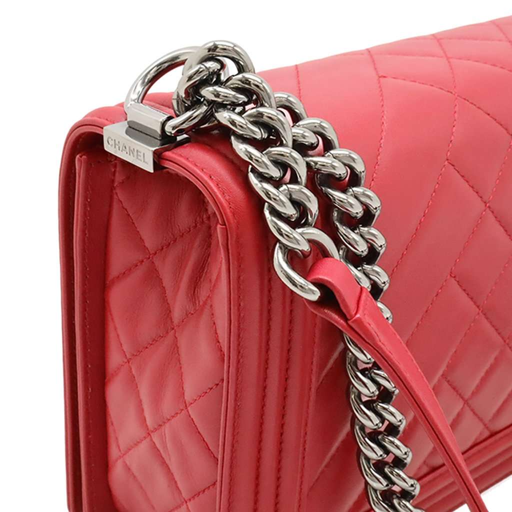 Chanel Medium Chevron and Diamond Quilted Lambskin Boy Flap Red Leather Very good condition - Box View