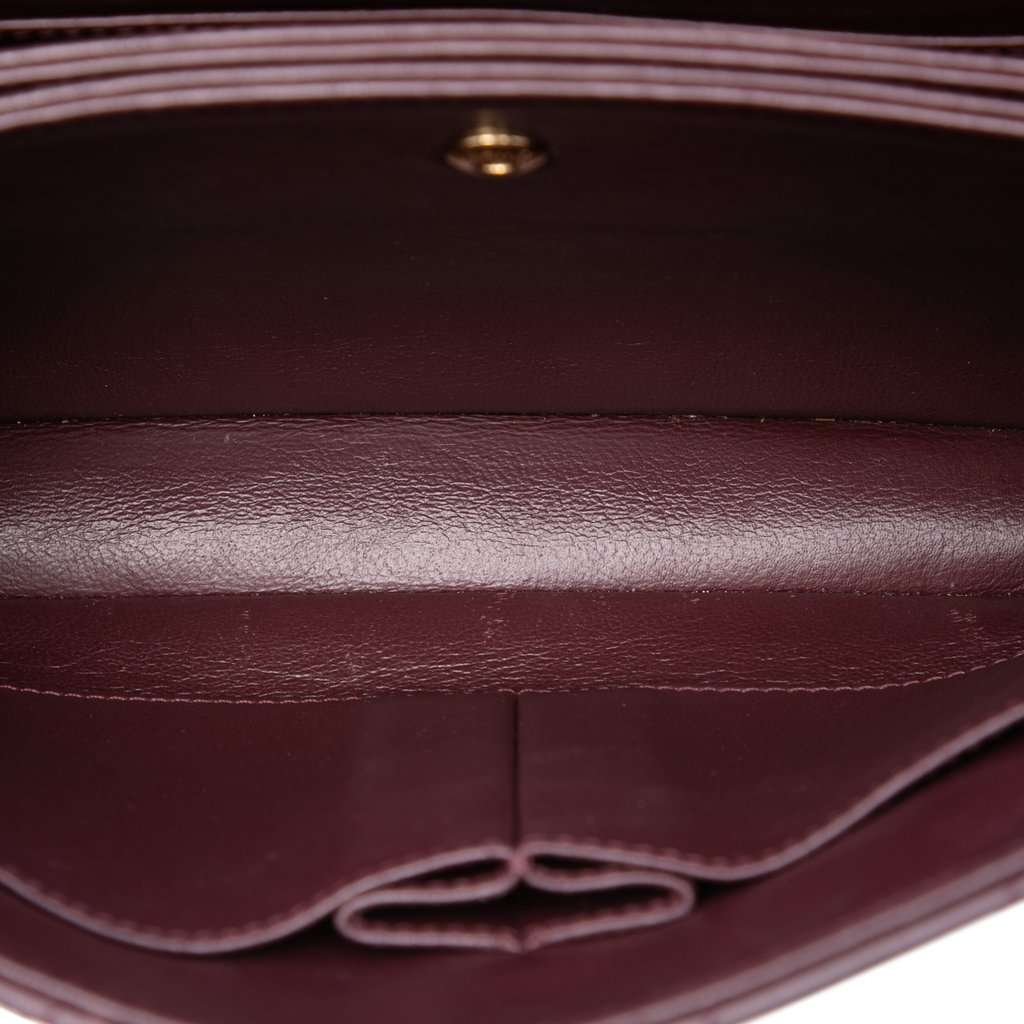Chanel Diagonal Quilted Lambskin CC Signature Flap Red Leather Very good condition - Model View