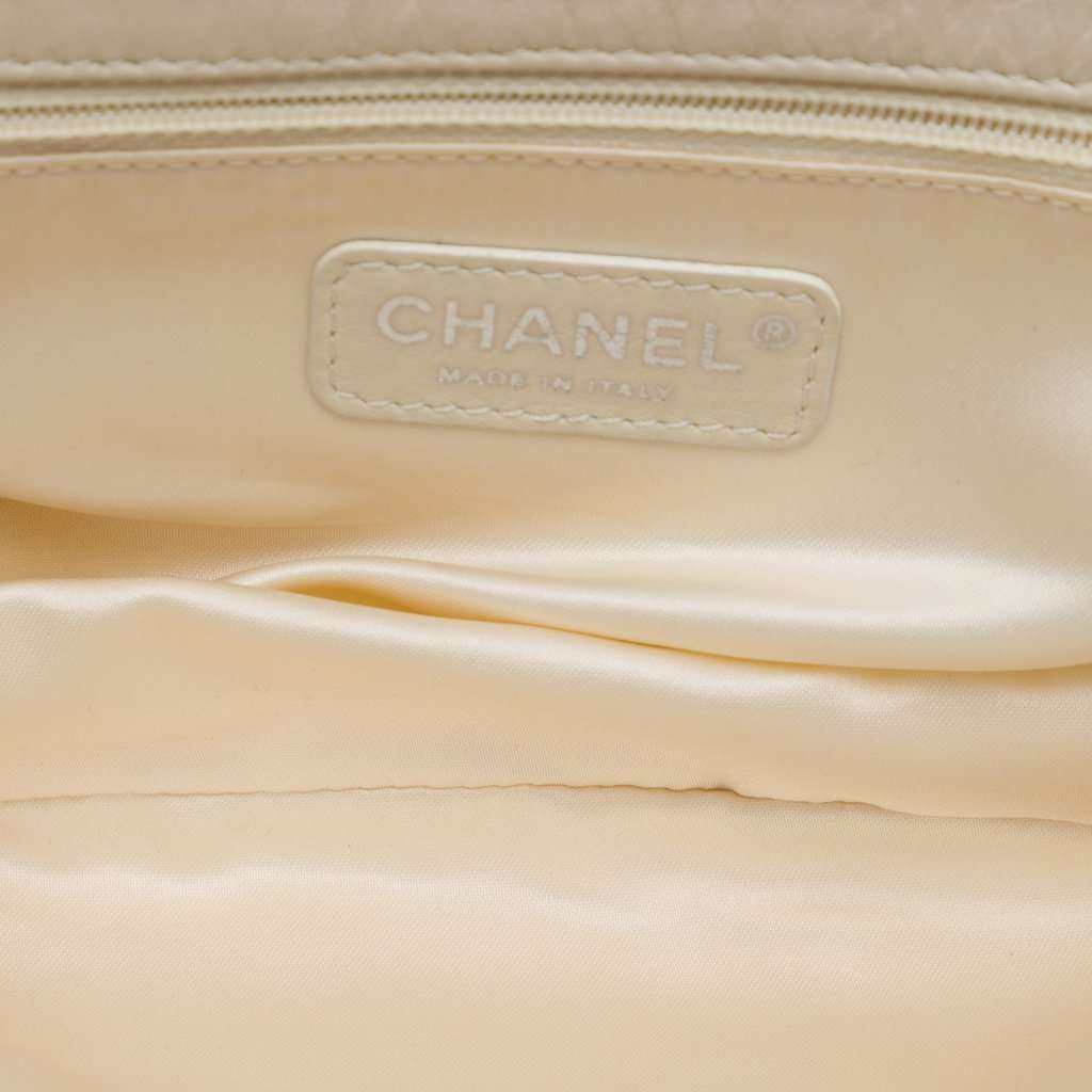 Chanel Quilted Aged Lambskin Reissue 2.55 East West Flap White Leather Very good condition - Model View