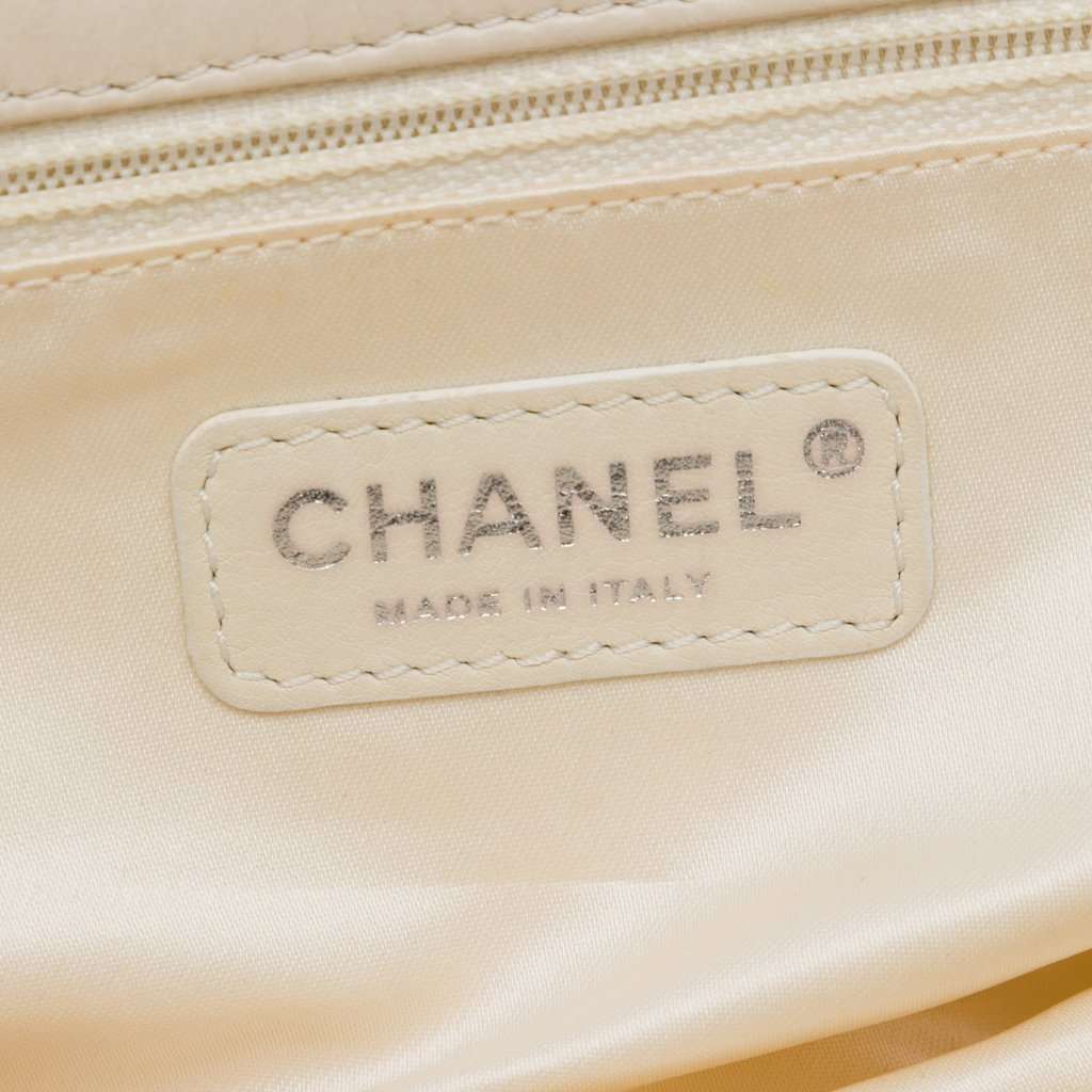 Chanel Quilted Aged Lambskin Reissue 2.55 East West Flap White Leather Very good condition - Box View