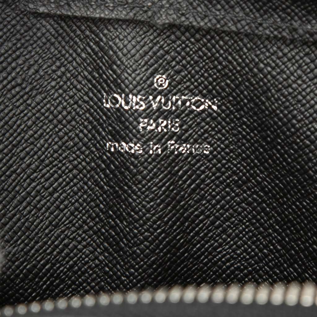 Louis Vuitton Taiga Pochette Baikal Black Leather Very good - Box View
