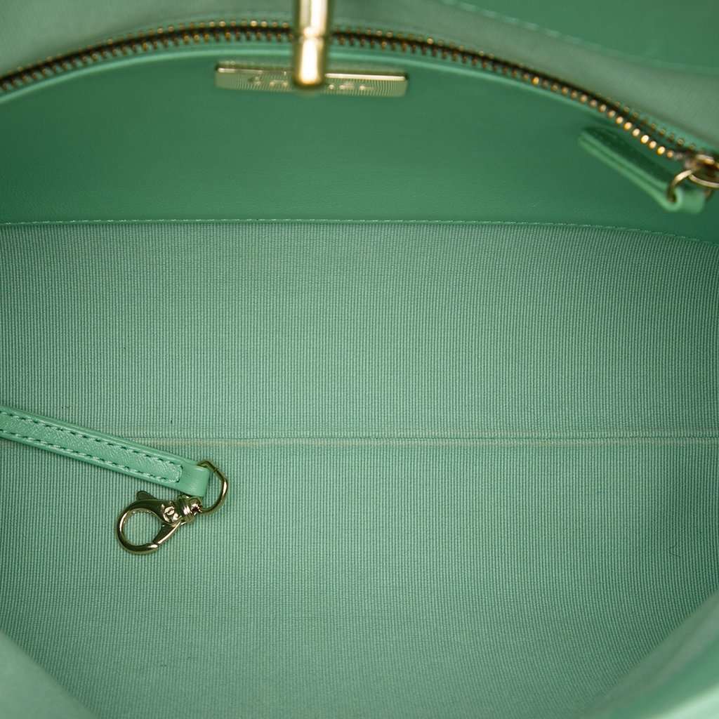Chanel Small Quilted Shiny Lambskin 31 Shopping Bag Green Leather Very good condition - Model View