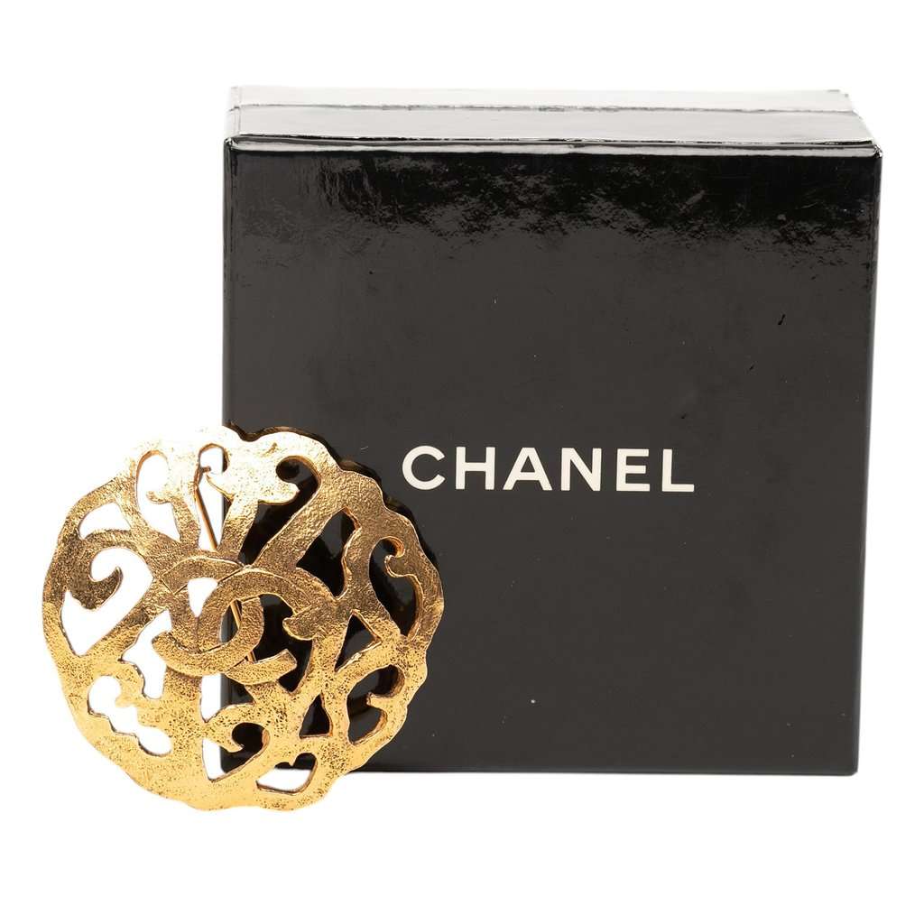 Chanel CC Gold Plated Filigree Brooch Gold Metal Very good condition - Model View