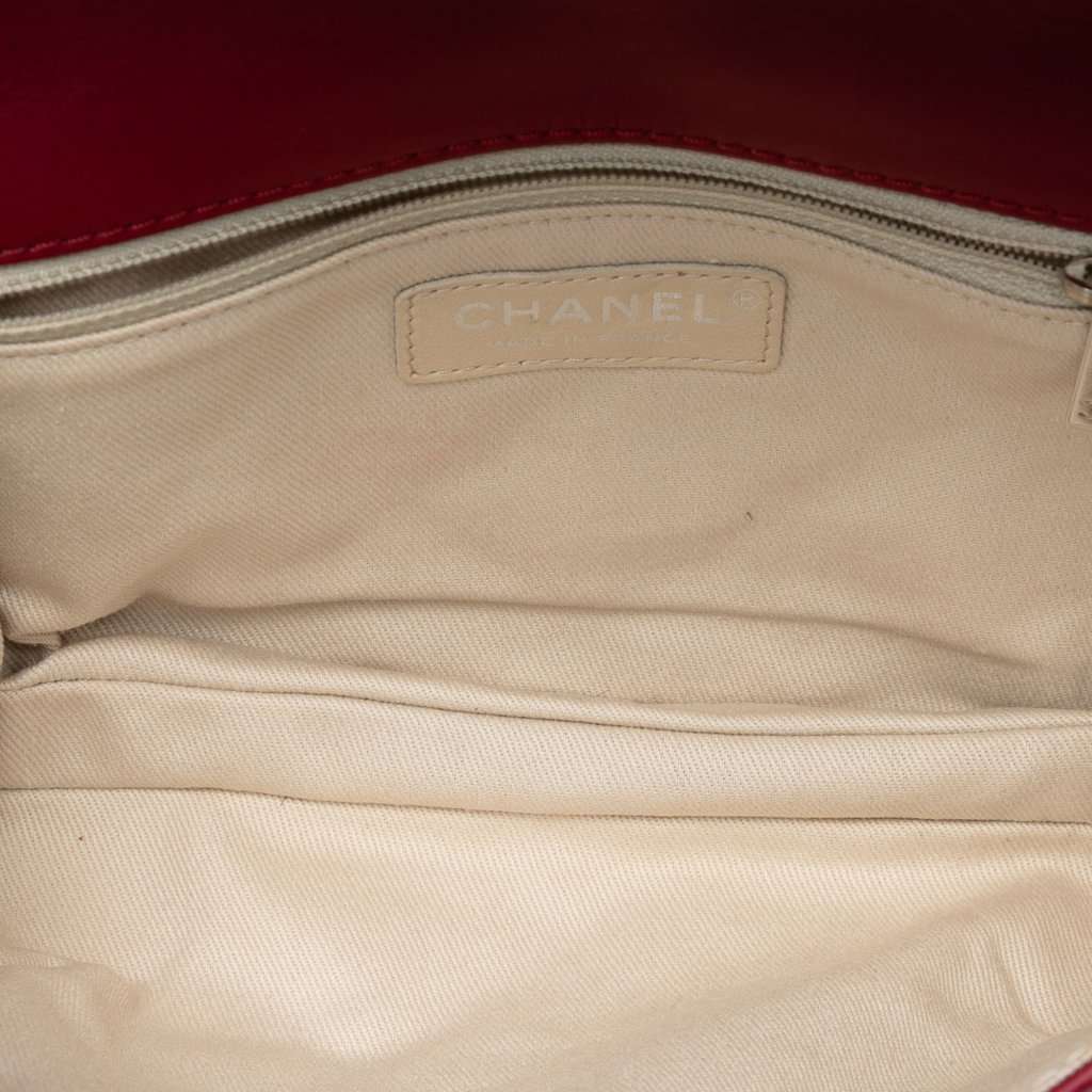 Chanel Quilted Calfskin Double Stitch Hamptons Clutch with Chain Red Leather Very good condition - Model View