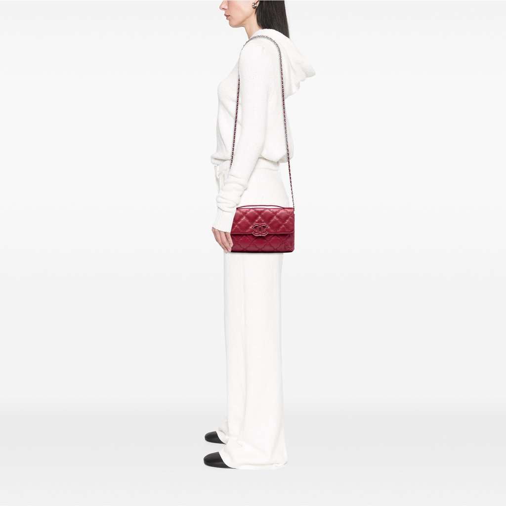 Chanel Quilted Calfskin Double Stitch Hamptons Clutch with Chain Red Leather Very good condition - Box View
